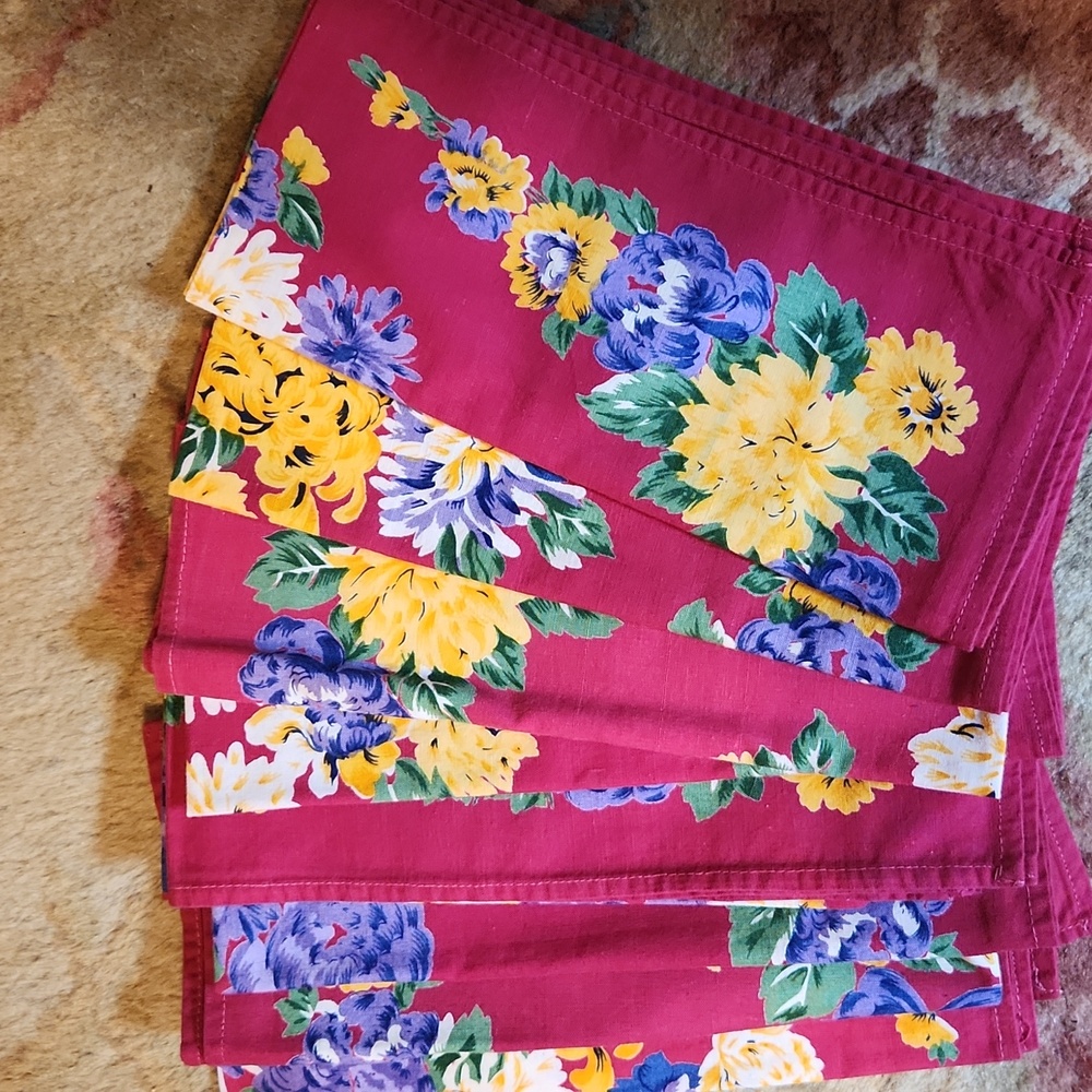 WILLIAMS SONOMA 68x108 Tablecloth with Eight Dinner Napkins. - Picture 4 of 6